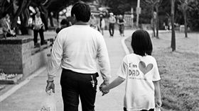 父女,爸爸,女兒,牽手（示意圖／攝影者Formosa Dog, Flickr CC License）https://www.flickr.com/photos/formosa-dog/5624472242