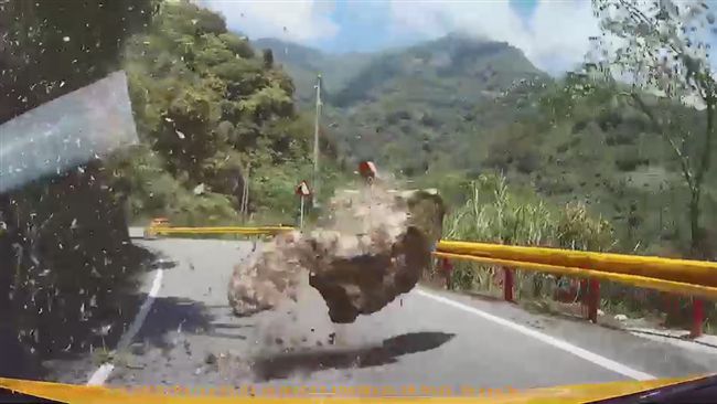驚險瞬間！中橫遇強震　險遭巨石擊中