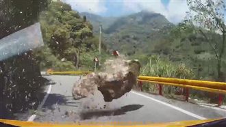 驚險瞬間！中橫遇強震　險遭巨石擊中
