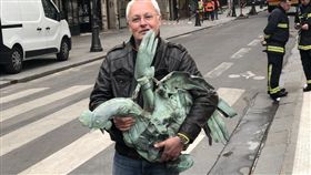 巴黎人淚崩！聖母院塔頂「聖雞」奇蹟存活，神聖風向雞（圖／翻攝自Jacques CHANUT推特）