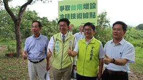 民進黨台南市立委郭國文（左2）18日與農糧署副署長蘇茂祥（右2）、台南市政府農業局專門委員吳俊傑（右）等，到玉井區現勘農產冷鏈物流中心預定地。中央社記者楊思瑞攝 108年4月18日