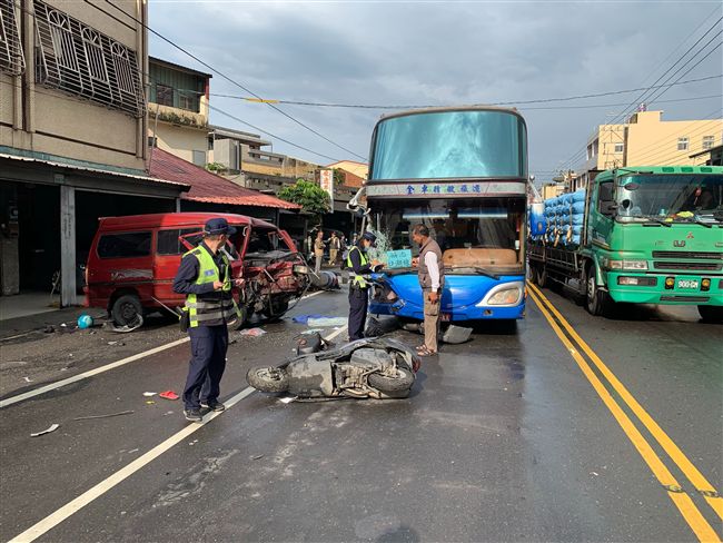 快訊／校車與汽、機車對撞　4人送醫