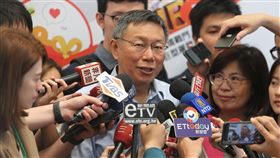 台北市長柯文哲（前中）18日說，大彎北段商業宅是歷史共業，還是要合法化，不能永遠讓法律與現實脫節。中央社記者徐肇昌攝 108年4月18日