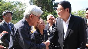 已故前基隆市長林番王墓日前遭人毀損，經修復後18日舉辦追思儀式，基隆市長林右昌（前右）和前基隆市長李進勇（前左）等人前往上香致意，林右昌除肯定林番王對基隆發展的貢獻外，也呼籲大家珍惜歷史資產。（基隆市政府提供）中央社記者王朝鈺傳真 108年4月18日