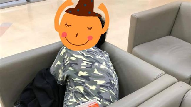 阿嬤送急診…小暖男陪整夜累癱睡沙發
