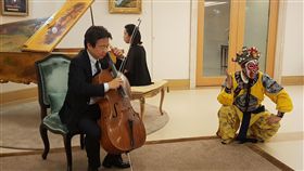 大提琴家張正傑（左）去年摔車導致左手腕骨折，開刀後他不斷復健、針灸，更把拉琴當復健，為的就是要能繼續上舞台演出。中央社記者鄭景雯攝　108年4月16日