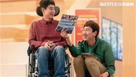 《完美搭擋》中申河均（左）飾演一個肢障人士、李光洙（右）則飾演一位智障人士。（圖／采昌國際多媒體提供）