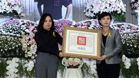 畫壇變調鳥李錫奇告別式 獲頒總統褒揚令國家文藝獎得主、有「藝壇變調鳥」之稱的藝術家李錫奇辭世，18日下午舉行告別式，文化部長鄭麗君（右）出席致哀，並代表頒發褒揚令。中央社記者郭日曉攝　108年4月18日