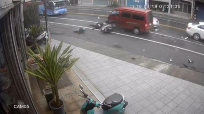 驚悚影像／廂型車逆撞3車齊噴撞校車