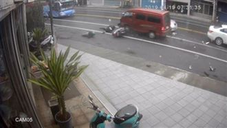 驚悚影像／廂型車逆撞3車齊噴撞校車