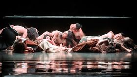 毛月亮移師台北 未來部落搬進國家戲劇院現代舞團「雲門2」新作「毛月亮」由藝術總監鄭宗龍編舞，18日在台北國家戲劇院彩排，其中一個片段是將發亮螢幕降落在舞者頭頂，盼引領民眾反思現代人的生活方式。中央社記者裴禛攝　108年4月18日