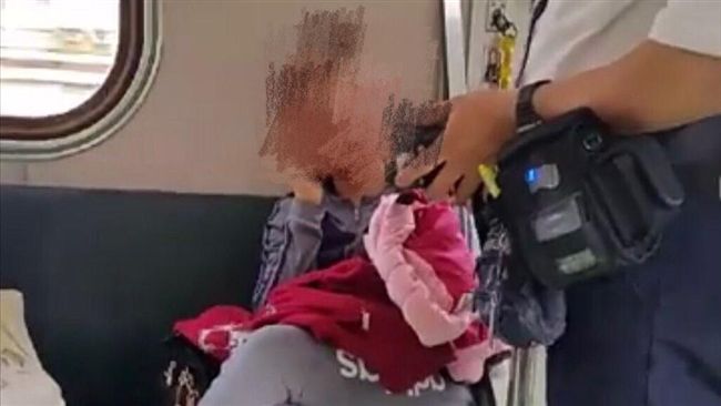 列車長查票      引乘客目光