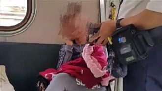 列車長查票      引乘客目光