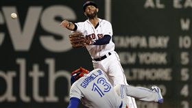 ▲紅襪佩卓亞（後）因左膝舊傷復發進入傷兵名單。（圖／美聯社／達志影像） 