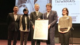 逾百台灣影片拷貝 駐法處贈予法國電影資料館駐法國代表吳志中（中）捐贈代表處保存多年的上百部台灣電影拷貝及約80張海報予法國國家電影資料館。中央社記者曾依璇巴黎攝 108年4月19日