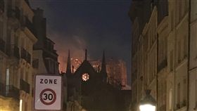 巴黎聖母院失火  毀損嚴重巴黎聖母院是法國最為人知的教堂，從1163年開始興建，14世紀才完成。一場嚴重火災造成巨大損失，可能需要數年時間修復。中央社記者曾依璇巴黎攝  108年4月15日