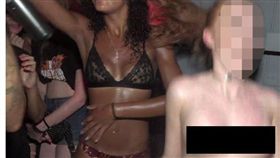 12萬人都看過！女大生「脫光搖奶」狂歡　影片外流秒崩潰（圖／翻攝自《每日星報》）