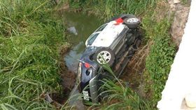 屏東,車禍,警車,巡邏車,翻覆,大排水溝（圖／翻攝畫面）