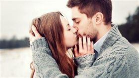 情侶,接吻,親親,戀愛（圖／翻攝自unsplash）