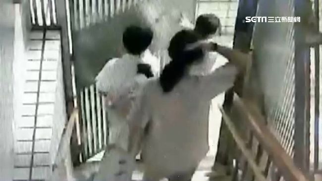 老舊建築不敵強震！學生急逃畫面曝光