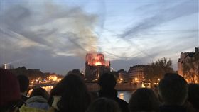 ★火光蠶食聖母院  巴黎人無語凝視痛在心巴黎聖母院起火時，周圍人行道、橋上、河堤邊站滿許多人，神情肅穆、不發一語地看著火光與濃煙侵略這座存在超過850年的歷史建築。中央社記者曾依璇巴黎攝  108年4月15日