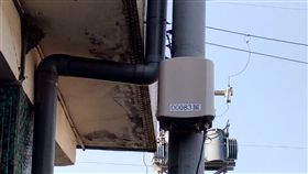 抗空污數據透明 中市增350個微型感測器台中市政府環保局將與行政院環保署合作，在工廠、學校及公共場所等人口密集區增加350個「微型感測器」布點，使鄰近感測器100至300公尺民眾快速掌握空氣品質即時參考數據。（市府提供）中央社記者郝雪卿傳真　108年4月19日