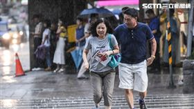 大雨、下雨、雷雨、梅雨、午後雷陣雨、撐傘。 （圖／記者林敬旻攝）