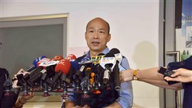韓國瑜高雄市政府受訪，回應吳敦義徵召。/高雄市政府提供
