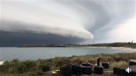 影／颮線接近！澎湖突現巨大雲層　網見奇景驚：飛碟來了
澎湖超級大網聚臉書