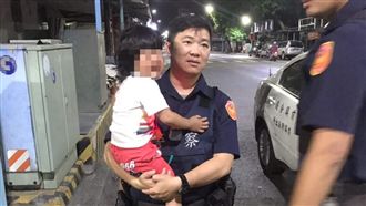 感心！3歲女童哭站街頭　他大手一抱