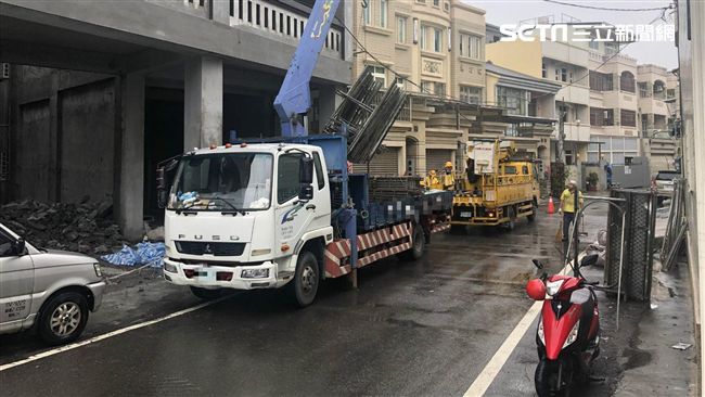 彰化大雨＋大風　驚傳鷹架倒塌險砸車