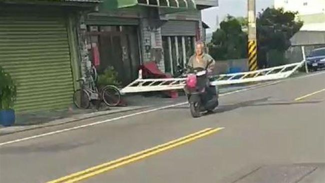 阿伯載4米鐵梯飄移　闖紅燈與貨車擦