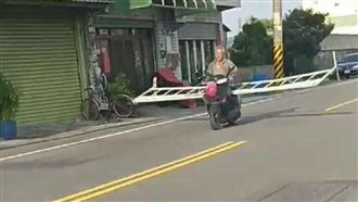 阿伯載4米鐵梯飄移　闖紅燈與貨車擦