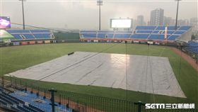 ▲中華職棒桃園棒球場因雨延賽。（圖／記者劉忠杰攝影）