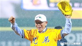 中華職棒天母首戰，台北市長柯文哲淋雨開球。（圖／記者林士傑攝影）