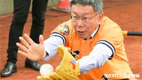 ▲台北市長柯文哲受邀到天母球場開球。（圖／記者林士傑攝影）