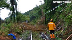 〈臺鐵簡訊〉4月19日因受豪雨影響，16時19分集集線龍泉=集集間(K16+600)因多棵路樹倒塌，致2718次(車埕開往田中)無法通行，經工務單位處理搶修，於17時35分搶修完畢，路線恢復正常行車，影響2列54分70人