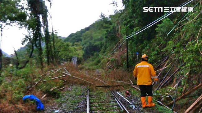 台鐵集集線路樹倒塌！共70人受影響