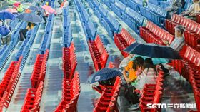 天母棒球場因雨延賽。（圖／記者林士傑攝影）