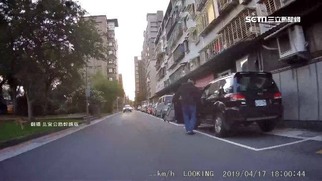 飼主遛狗牽繩跨馬路　騎士絆到險摔
