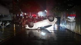 新北,八里,翻車,頂寮二街,頂寮三街,翻覆,小客車。翻攝自臉書《八里》社團