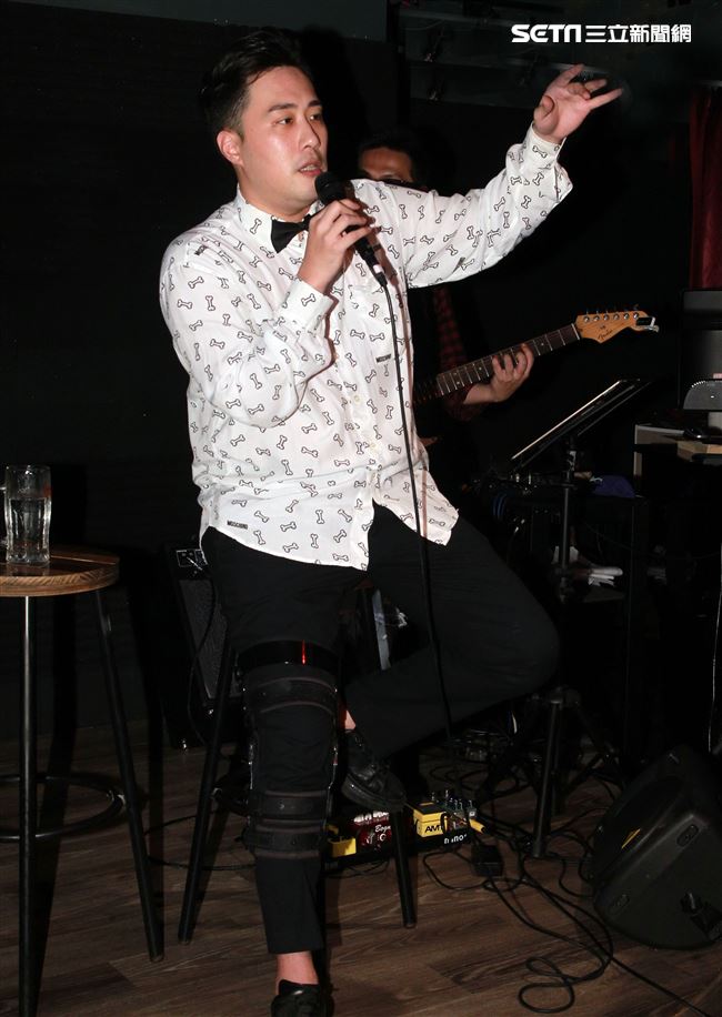 余祥銓在Amour戀情音樂餐廳演唱。（記者邱榮吉/攝影）