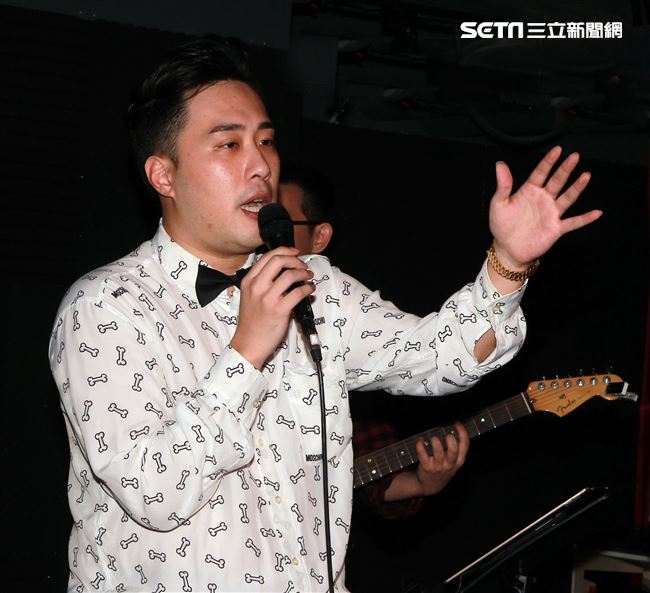 余祥銓在Amour戀情音樂餐廳演唱。（記者邱榮吉/攝影）