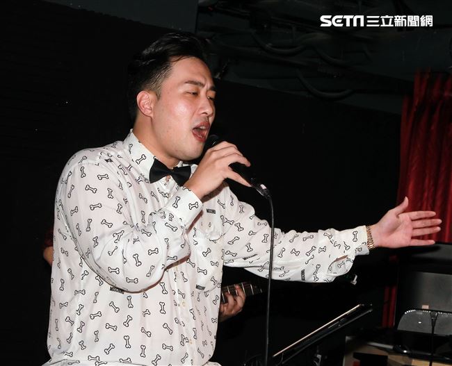 余祥銓在Amour戀情音樂餐廳演唱。（記者邱榮吉/攝影）