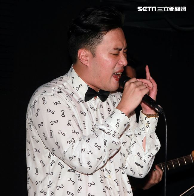 余祥銓在Amour戀情音樂餐廳演唱。（記者邱榮吉/攝影）