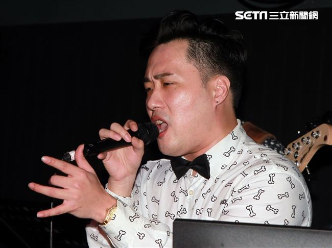 余祥銓在Amour戀情音樂餐廳演唱。（記者邱榮吉/攝影）