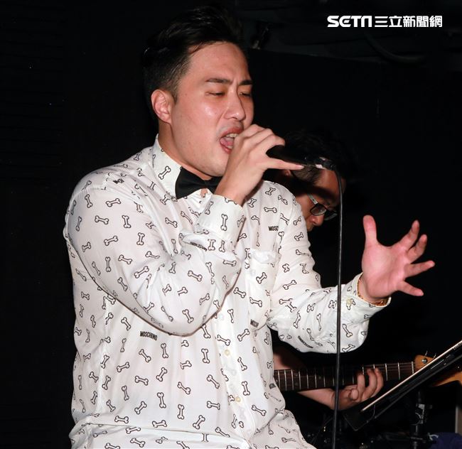 余祥銓在Amour戀情音樂餐廳演唱。（記者邱榮吉/攝影）