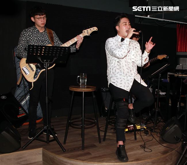 余祥銓在Amour戀情音樂餐廳演唱。（記者邱榮吉/攝影）