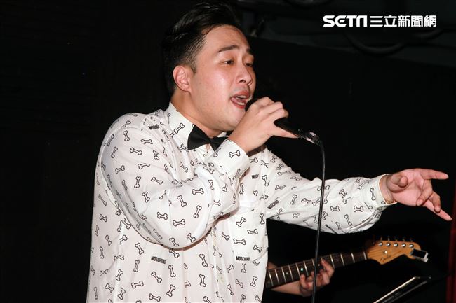 余祥銓在Amour戀情音樂餐廳演唱。（記者邱榮吉/攝影）