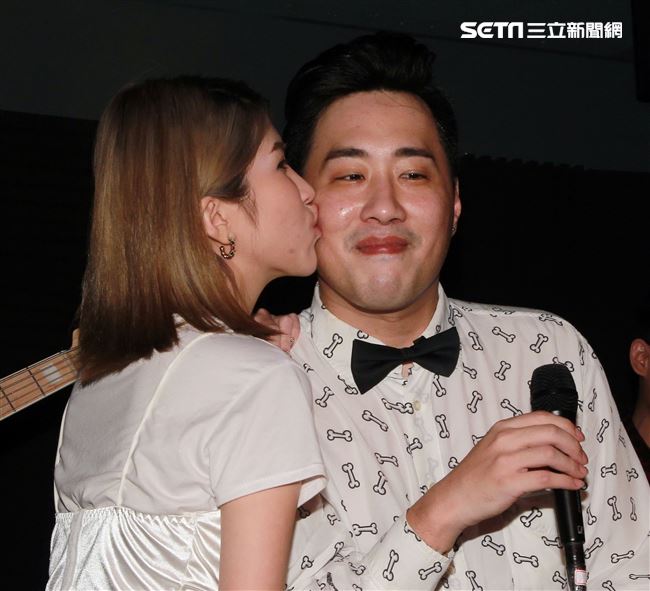 余祥銓在Amour戀情音樂餐廳演唱，女朋友柔柔首次曝光錄影、獻花、獻吻灑恩愛。（記者邱榮吉/攝影）